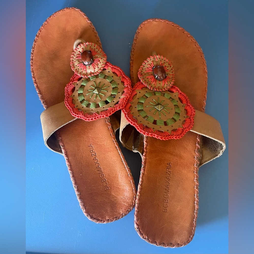 BCBGMAXAZRIA Tan Leather Medallion Thong Sandals Made in Italy Size 7